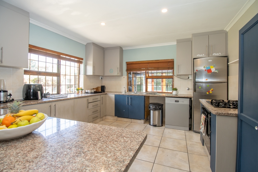 To Let 4 Bedroom Property for Rent in Capri Western Cape